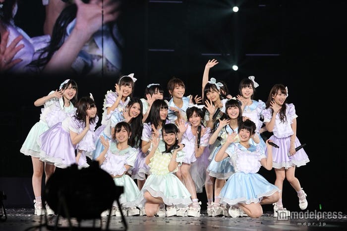 大人AKB48の塚本まり子(C)AKS