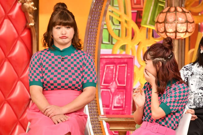 ガリットチュウ福島(左)に驚く藤田ニコル(右) (C)TBS