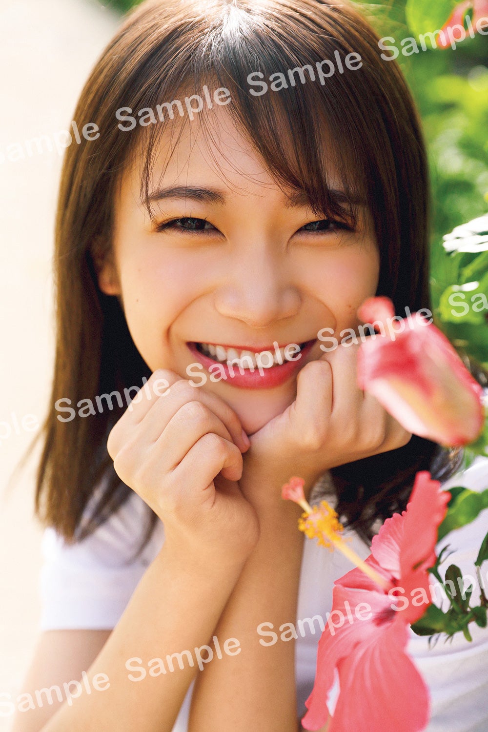 秋元真夏／封入特典ポストカード6種類／撮影：倉本GORI（発売：竹書房）