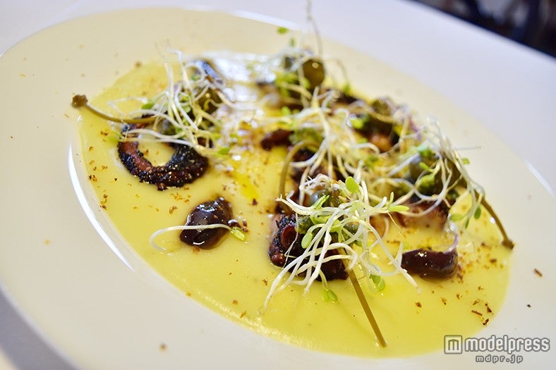 「Octopus salad with green sauce，mashed potatoes and caper berries」15，400ウォン