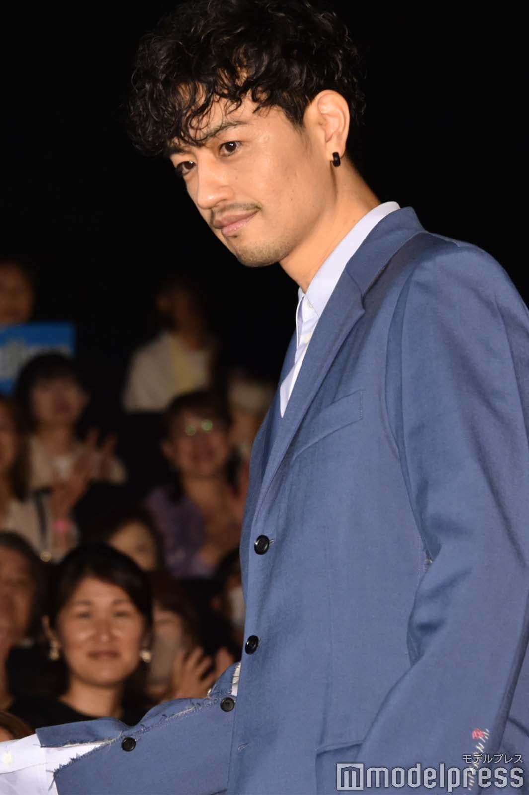 観客とハイタッチする斎藤工（C）モデルプレス