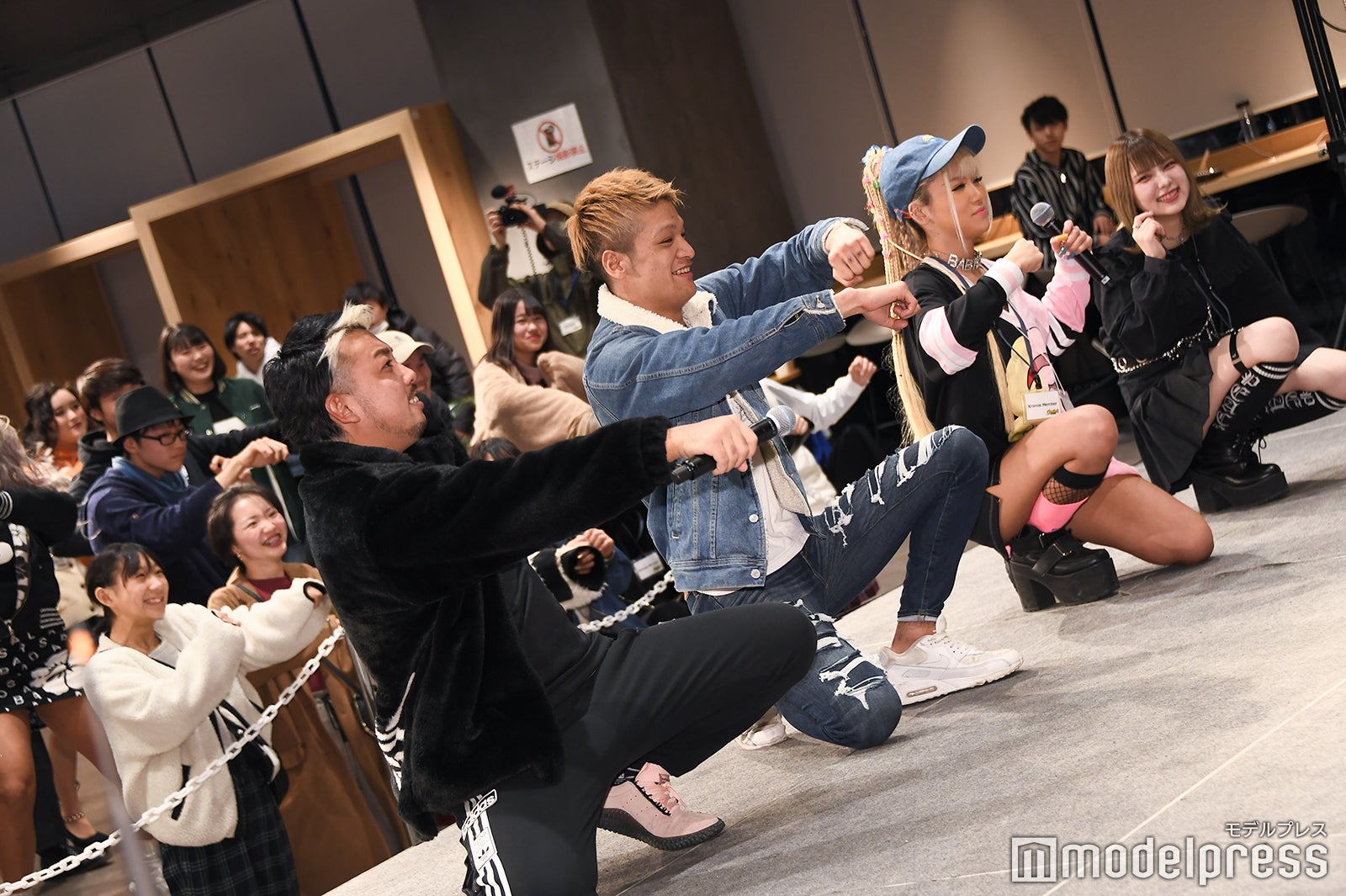 高橋聖夜（左から2番目）を筆頭に「stay young」で撮影 （C）モデルプレス