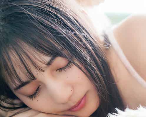 日向坂46小坂菜緒、天使のような寝顔・青春感たっぷりな瞬間…裏表紙&帯コメント公開<君は誰?>