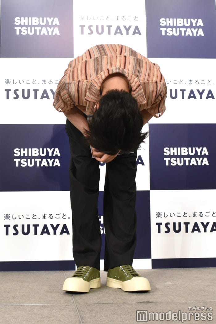 深々とお辞儀をする田中圭(C)モデルプレス
