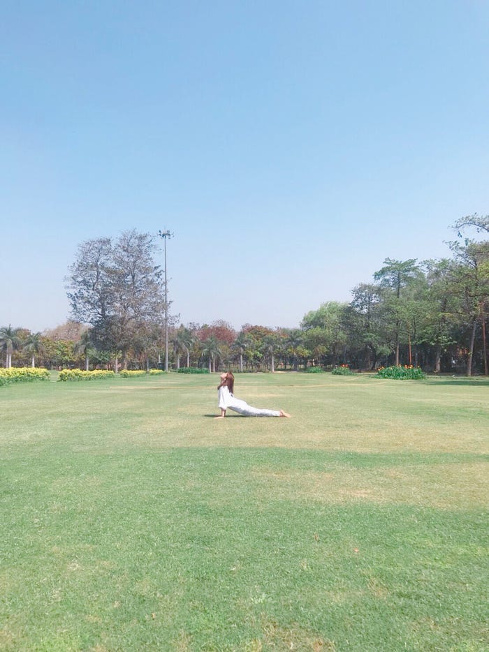 マハトマ・ガンジーのお墓のある ラージガート の近くの公園にて (画像提供:所属事務所)