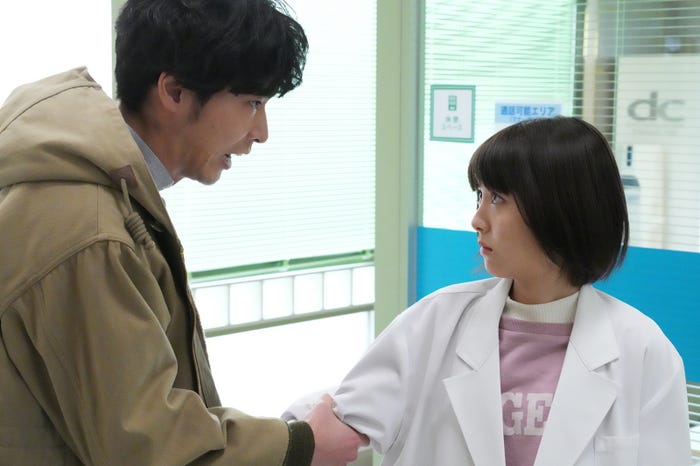 柄本佑、浜辺美波/「ドクターホワイト」第1話より(C)フジテレビ