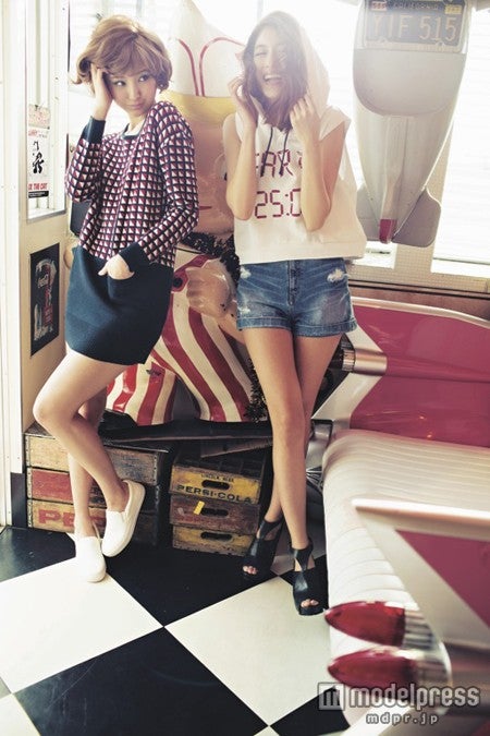 ホワイトアイテムを投入すると一気に春らしく／モデル：izu、有末麻祐子