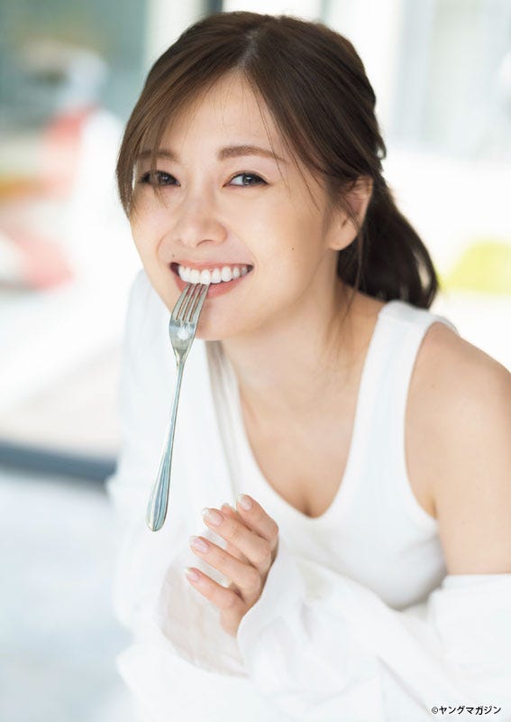 白石麻衣(C)藤本和典 /ヤングマガジン