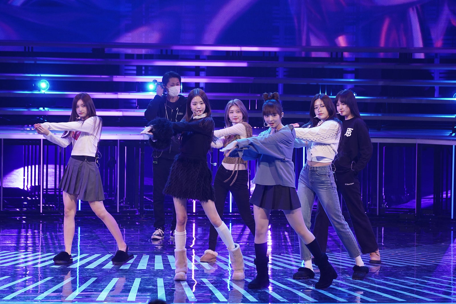 IVE／リハーサルの様子（左から）イソ、ウォニョン、ユジン、レイ、ユジン、リズ（C）NHK