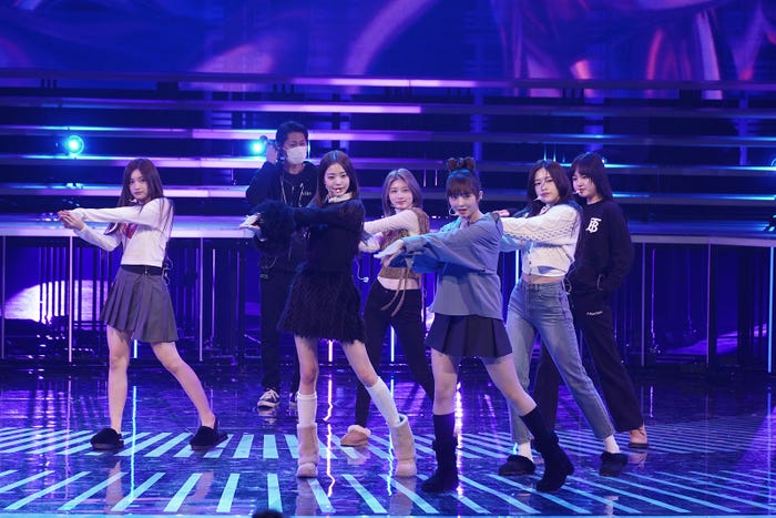 IVE/リハーサルの様子(左から)イソ、ウォニョン、ユジン、レイ、ユジン、リズ(C)NHK