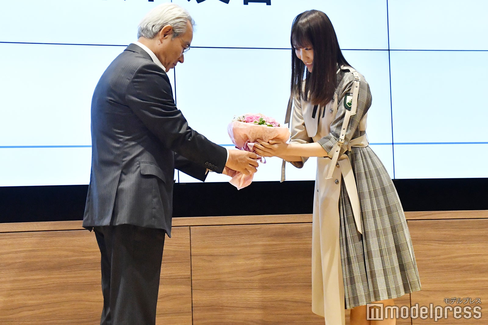 （右）菅井友香（C）モデルプレス