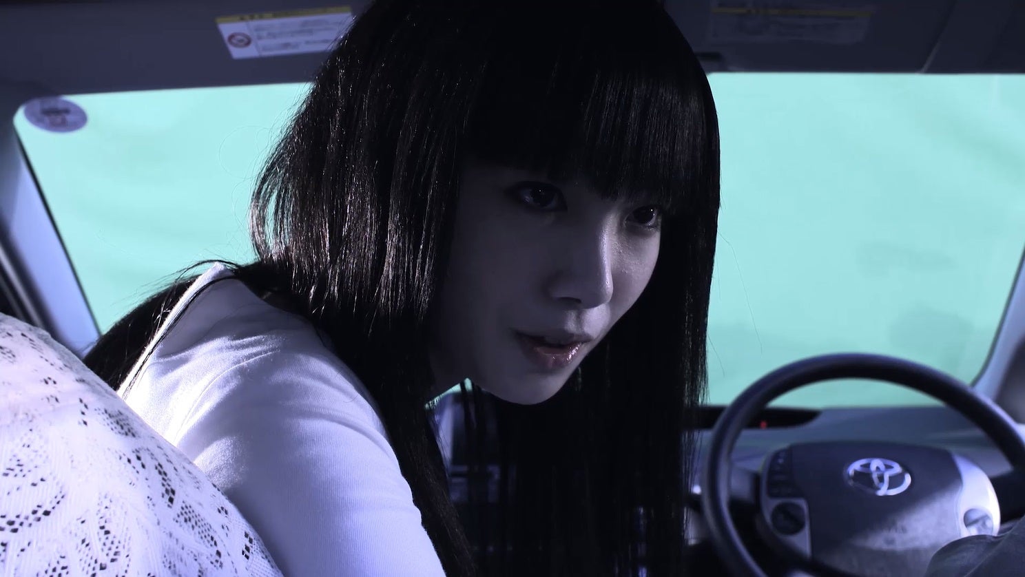 飯豊まりえ（C）「不便な便利屋 2016 初雪」製作委員会