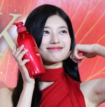 うわー、日本あ然 噂の美しすぎるトップ女優、凄いドレスでイベント現れ会場騒然 168cm、ビジュが完璧すぎて無双「なりた過ぎる」「可愛すぎやろ」