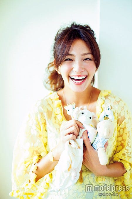 モデルRINA/「mamagirl」春号(画像提供:エムオン・エンタテインメント)