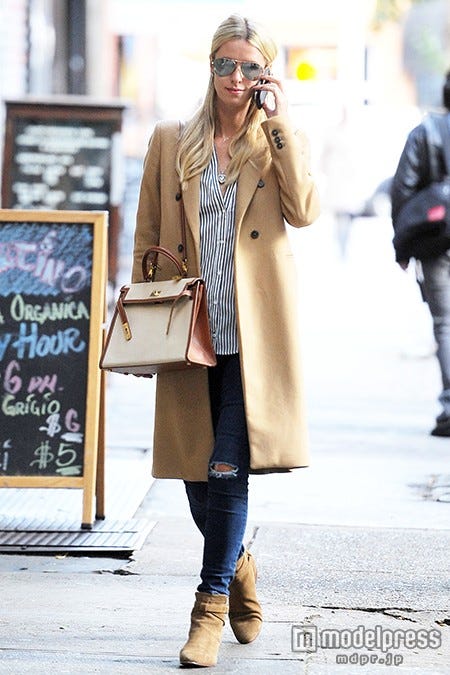 ニッキー・ヒルトンは上品なキャメル/photo:Getty Images