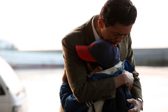 息子・山崎瑛(石川樹)との再会に感情が高ぶり強く抱擁する山崎孝造(松重豊)/画像提供:WOWOW