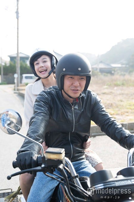 大介の運転するバイクでデートするふたり(C)2014『振り子』製作委員会