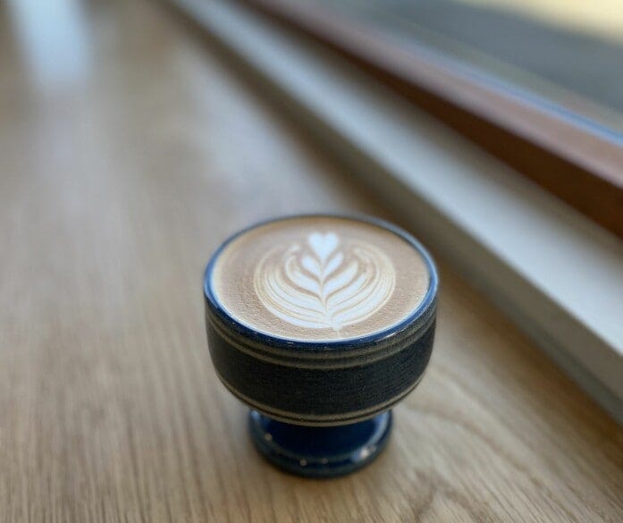 ドリップ珈琲のほか、可愛いラテアートのドリンクも