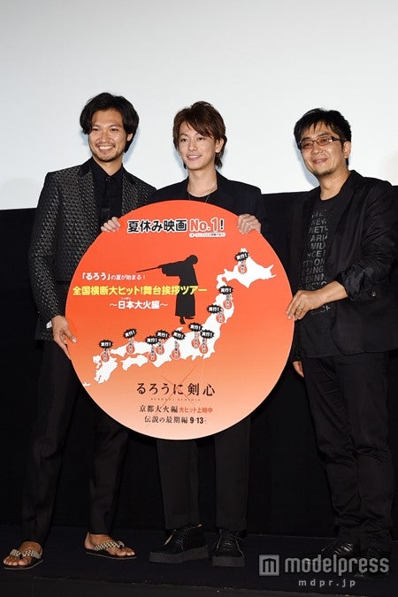 左から：青木崇高、佐藤健、大友啓史監督