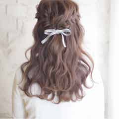 ゆるふわヘアアレンジで守ってあげたくなる大人ガーリーを叶える モデルプレス ゆるふわヘアアレンジで守ってあげたくなる大人ガーリーを叶える モデルプレス