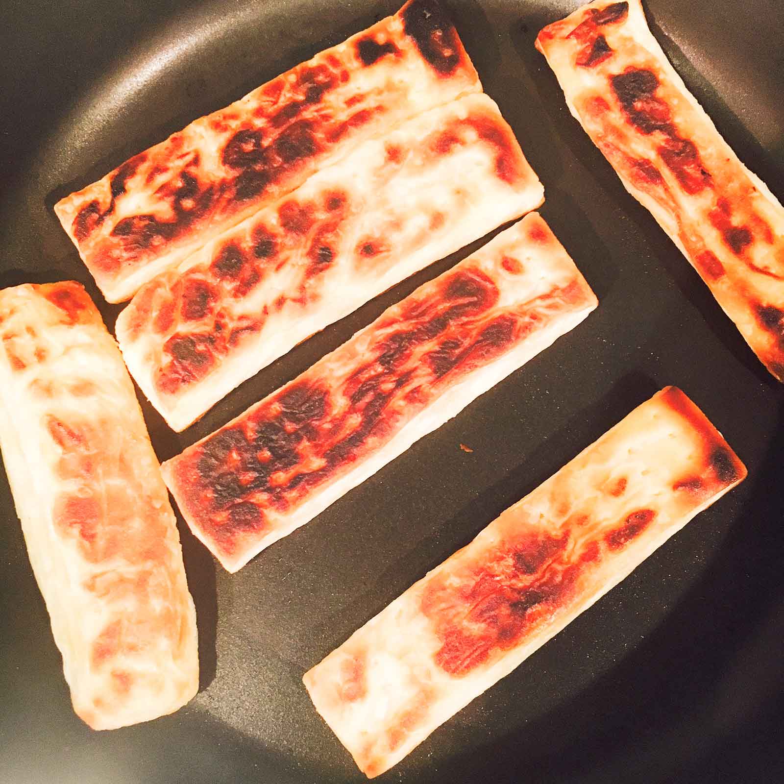 手順1：焼き色がつくまで焼いたらフタをはずして裏返し、さらに焼く／画像提供：柏原歩