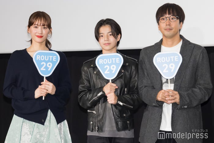 綾瀬はるか、大沢一菜、森井勇佑監督(C)モデルプレス