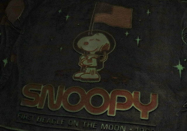 宝島社雑誌付録モノマスター2026年1月号増刊のスヌーピーデザインの光るBIGブランケット4