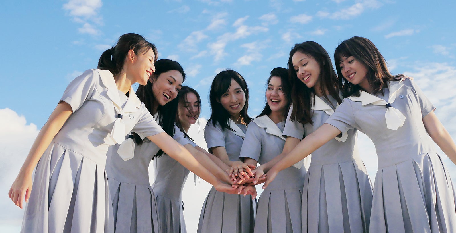 （中央）小栗有以（C）P.T. Amerta Indah Otsuka