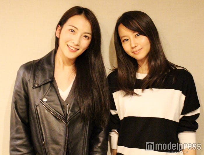 知英(左)、堀北真希(右)