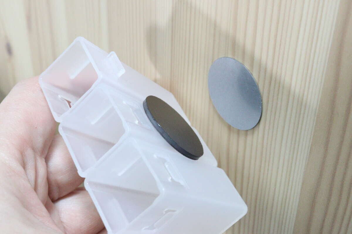 マグネットシート（補助プレート付、丸、3セット、シルバーカラー）　取り付け