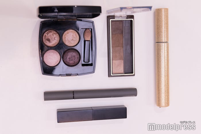 生野陽子アナウンサーのポーチの中身は?(C)モデルプレス