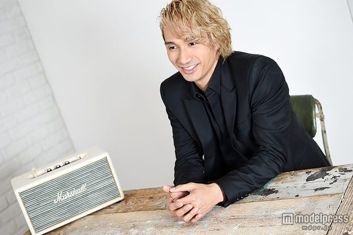 モデルプレスのインタビューに応じる橘ケンチさん