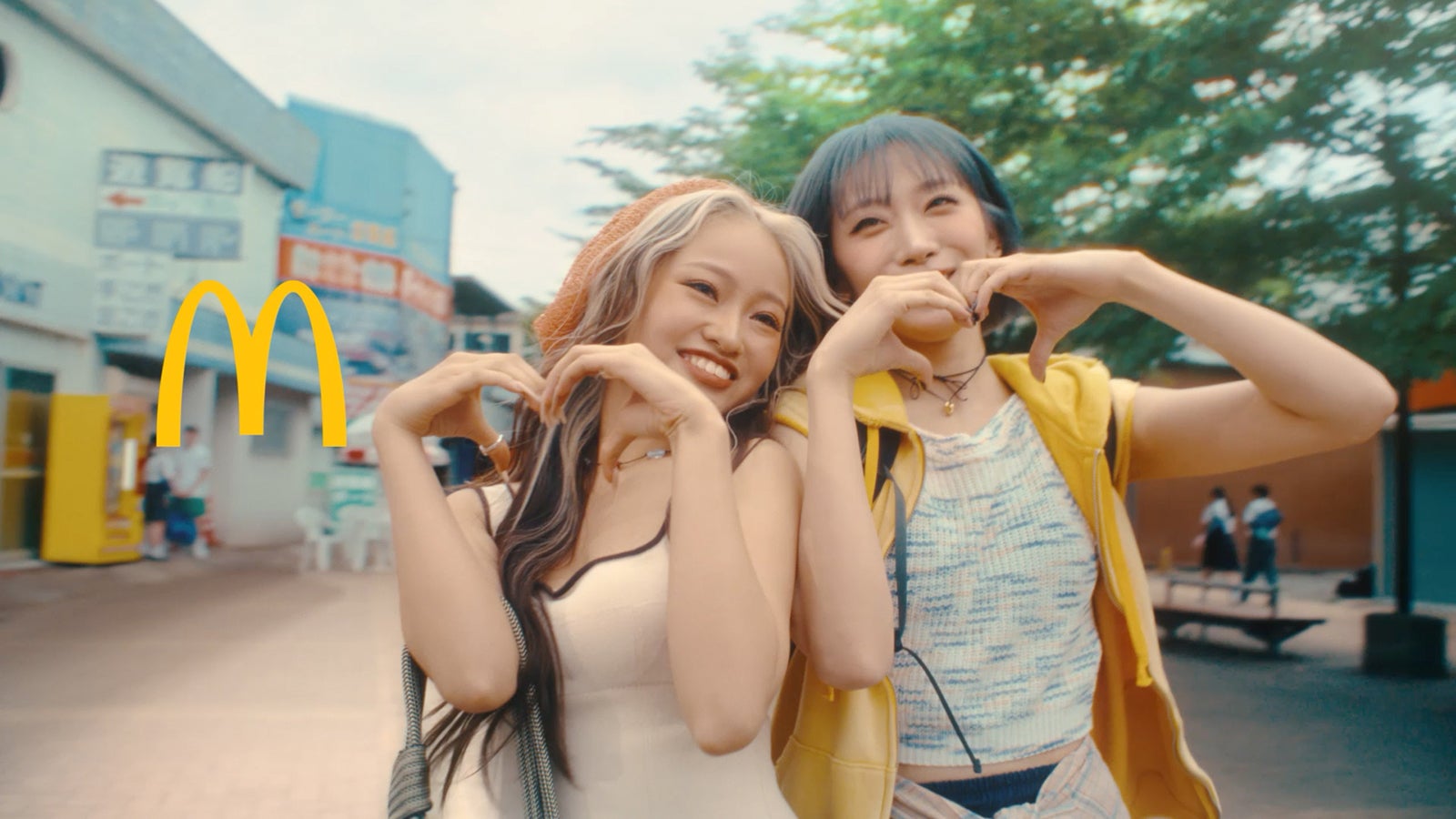 YURI、JISOO「マックに甘いの飲みにこない？リニューアル」篇CMカット（提供写真）
