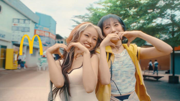 YURI、JISOO「マックに甘いの飲みにこない?リニューアル」篇CMカット(提供写真)