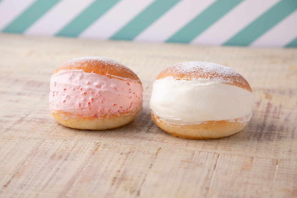 ストロベリーマリトッツォ430円、スタンダードマリトッツォ390円／画像提供：オペレーションファクトリー