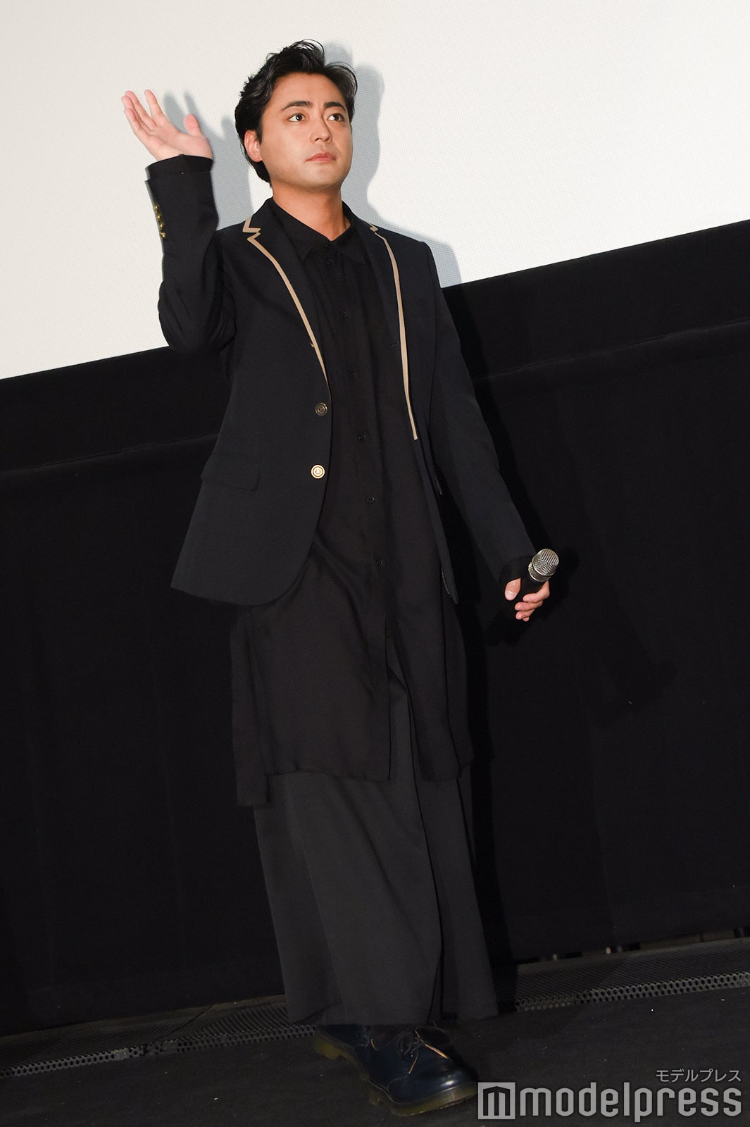 去り際の山田孝之 （C）モデルプレス