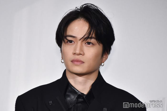 黒髪で登場した菊池風磨(C)モデルプレス