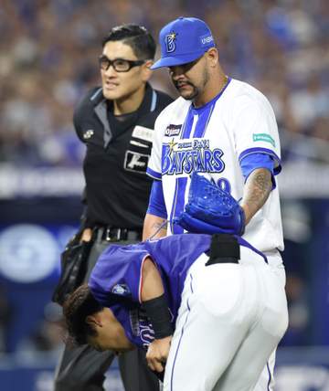 球場騒然！DeNA ルイーズが危険球退場 土田龍空に151キロ直球で頭部死球 歩み寄り声をかける様子も