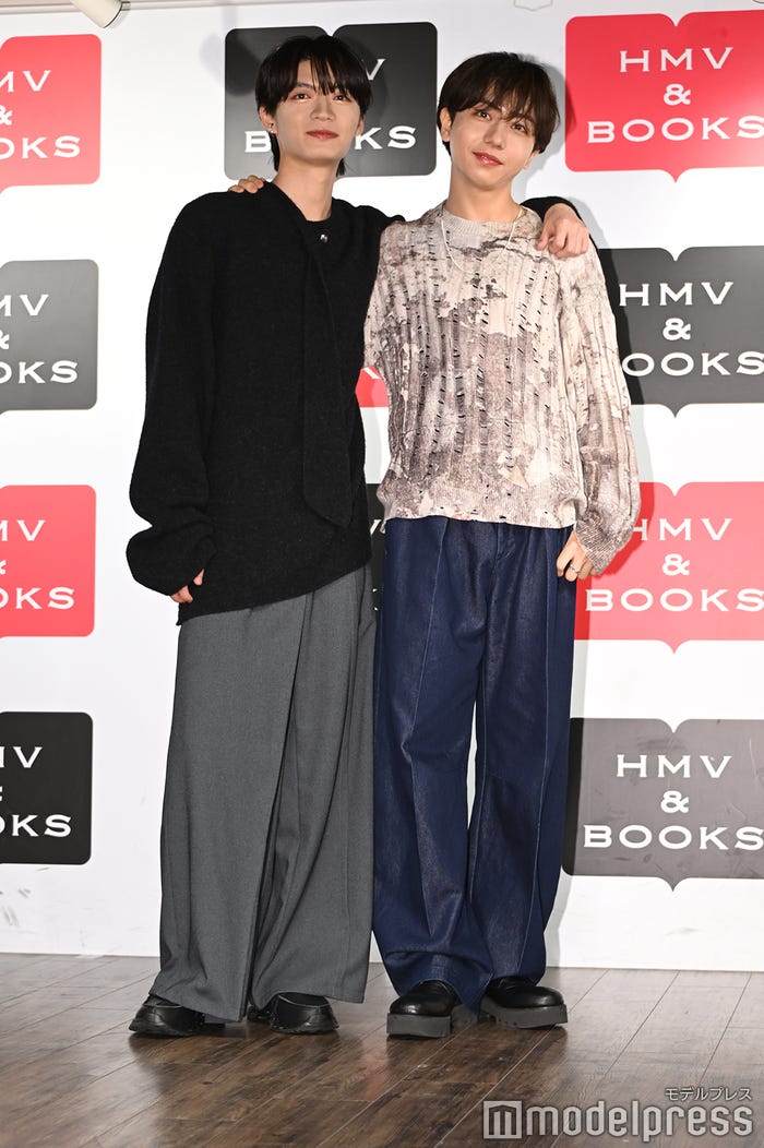 肩を組む力が強い杢代和人、長野凌大(C)モデルプレス