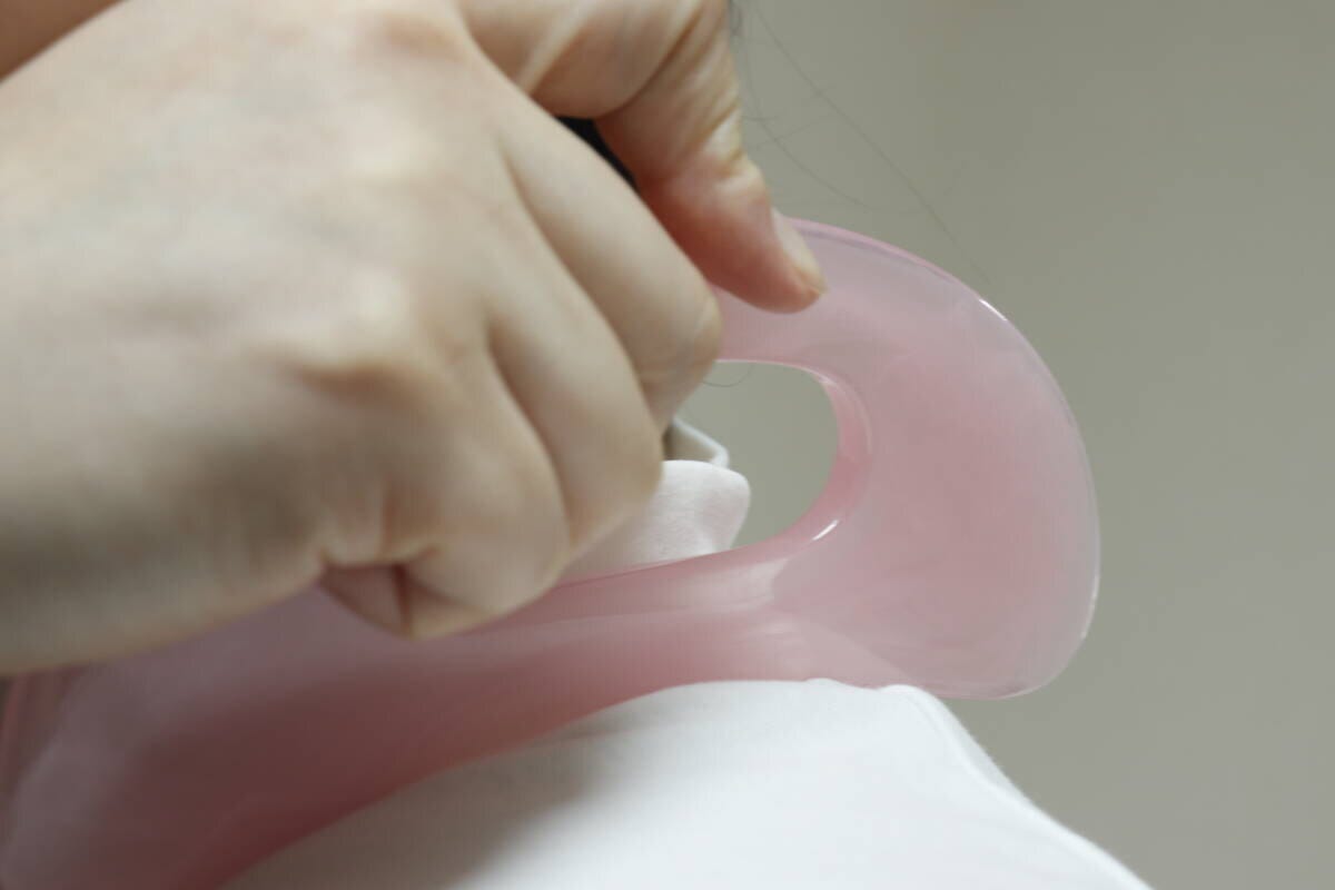 かっさプレート（ボディー用、18cm）　肩に使用