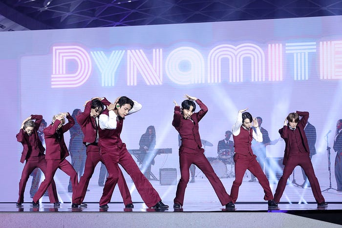 Twiceモモ サナ Bts Dynamite ダンスも披露 真夜中のライブ配信 に反響殺到 モデルプレス Twiceモモ サナ Bts Dynamite ダンスも披露 真夜中のライブ配信 に反響殺到 モデルプレス