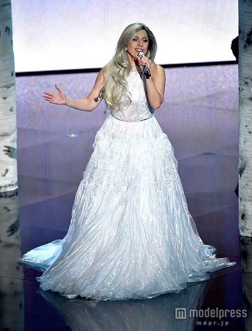 パフォーマンスを行うレディー・ガガ/photo:Getty Images【モデルプレス】