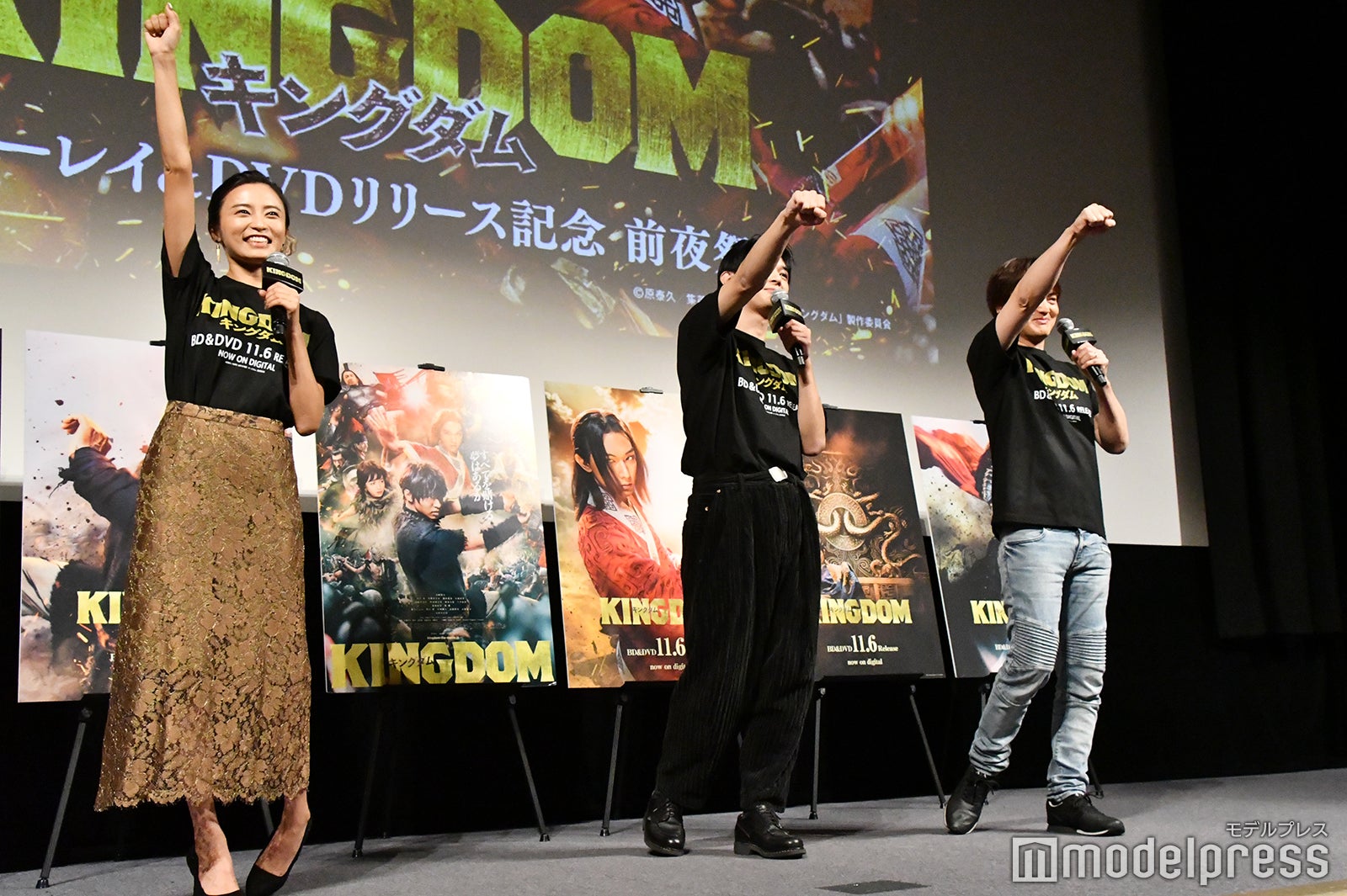 小島瑠璃子（左）、吉沢亮（中央） （C）モデルプレス