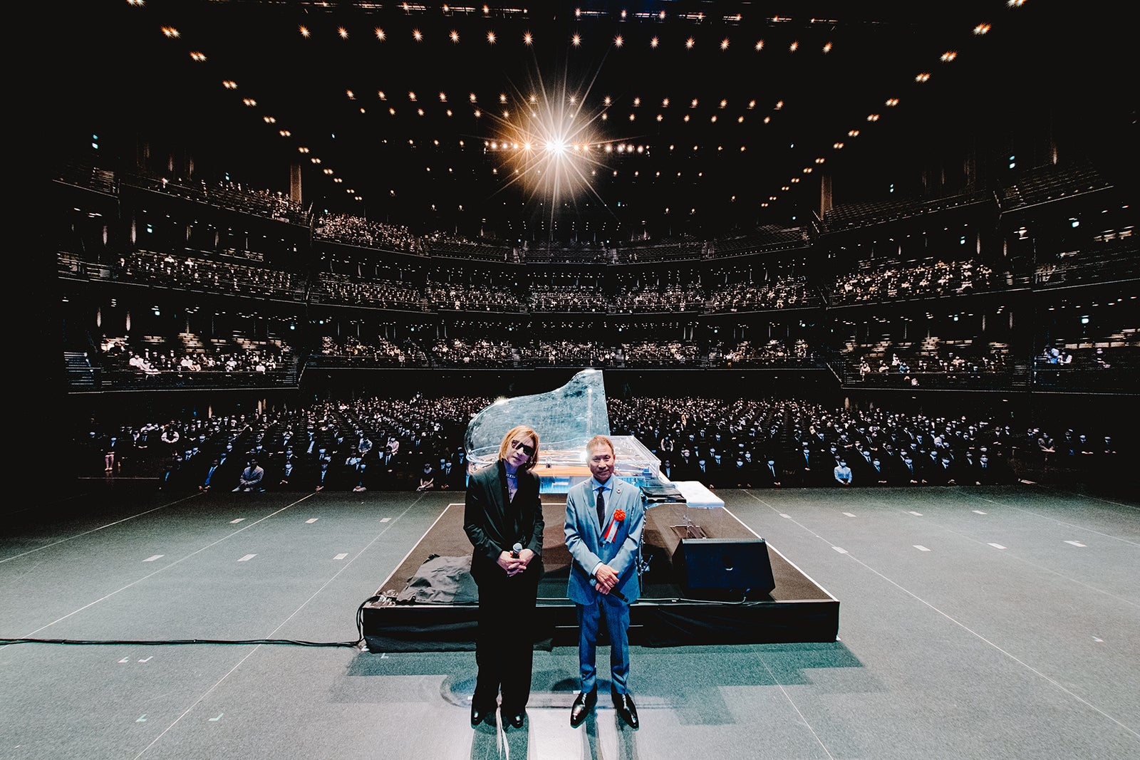 YOSHIKI、新入社員2300人の前でサプライズ演奏 坂本龍一さん「戦場のメリークリスマス」も披露