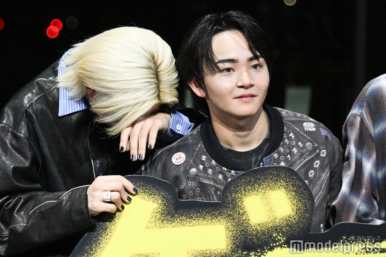 叫ぶRUIに笑いが堪えられなくなったedhiii boi、edhiii boiがもたれかかったTAIKI（C）モデルプレス