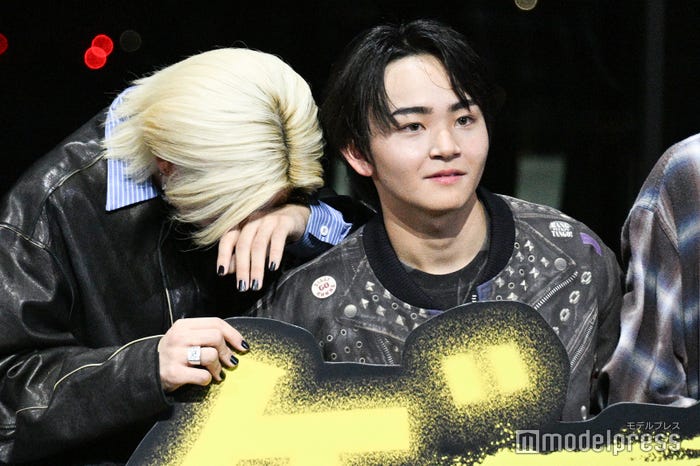 叫ぶRUIに笑いが堪えられなくなったedhiii boi、edhiii boiがもたれかかったTAIKI(C)モデルプレス