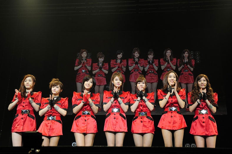 T-ARA（左から：ファヨン、ボラム、ウンジョン、ジヨン、ソヨン、ヒョミン、キュリ）