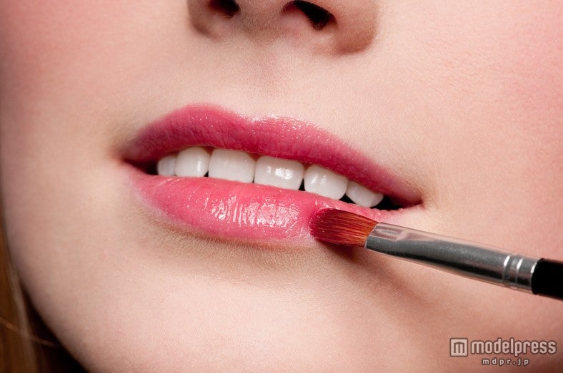リップとグロスをうまく使ってツヤを出して（Photo by Markin）