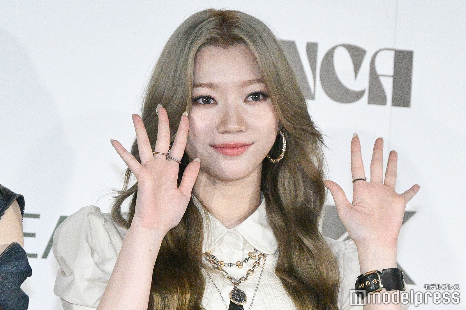 IS:SUE、“お揃い”金髪が映える アメカジ衣装で美スタイル披露