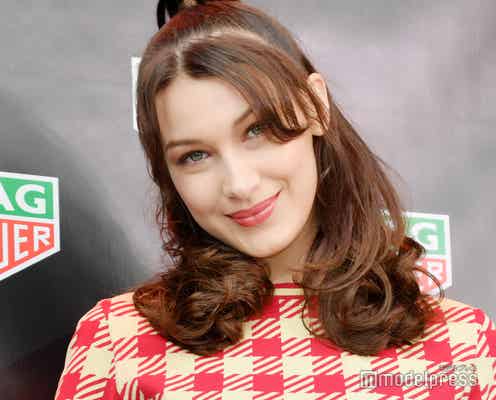 来日中のベラ・ハディッド、ミニワンピで圧巻美脚あらわ 東京での過ごし方を明かす